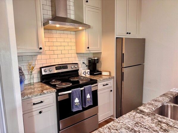 Microwave, oven, stovetop, dishwasher - Charming Bluebonnet Bungalow: 1BR Guest House w/ Kitchen, WiFi + AC - Waco, TX (Waco)