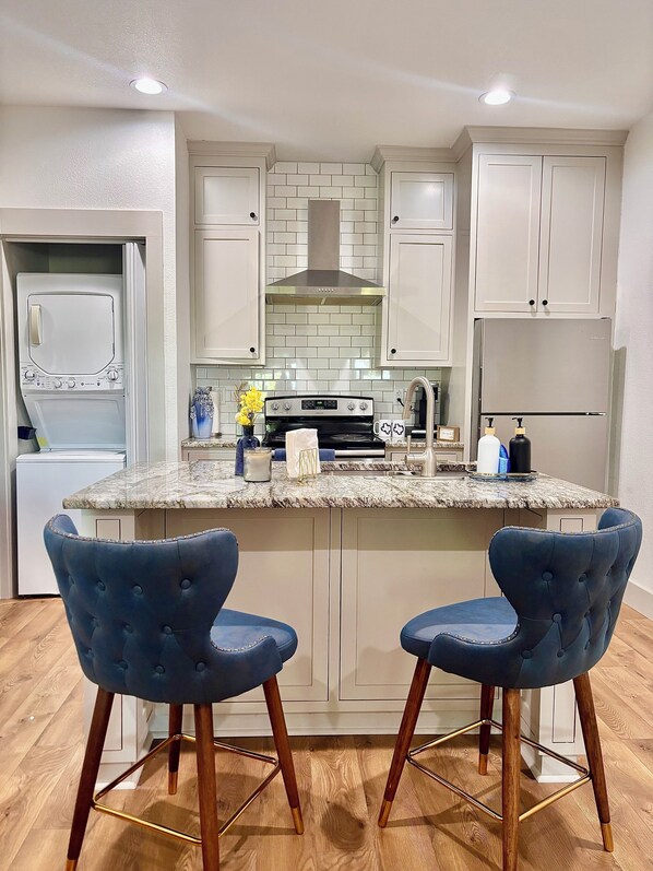 Microwave, oven, stovetop, dishwasher - Charming Bluebonnet Bungalow: 1BR Guest House w/ Kitchen, WiFi + AC - Waco, TX (Waco)