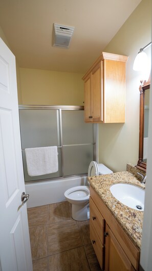 Asciugacapelli, asciugamani, sapone, carta igienica