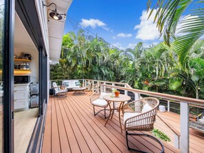 Outdoor dining - Spacious 4BR/3BA home w/ WiFi, AC - walk to beaches, parks, shops & restaurants! (Kailua)