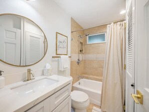 Shower, hair dryer, towels, soap - Spacious 4BR/3BA home w/ WiFi, AC - walk to beaches, parks, shops & restaurants! (Kailua)