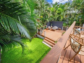Outdoor dining - Spacious 4BR/3BA home w/ WiFi, AC - walk to beaches, parks, shops & restaurants! (Kailua)