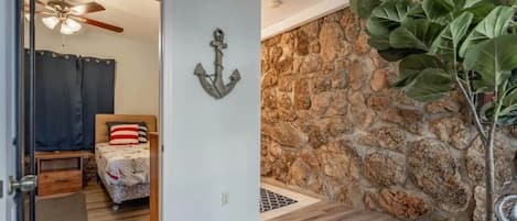 2 habitaciones, tabla de planchar con plancha, cuna de viaje y wifi