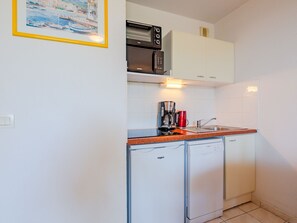 Køleskab, mikrobølgeovn, opvaskemaskine, køkkentøj/tallerkener/redskaber