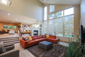 Televisie, een open haard en een kantoor