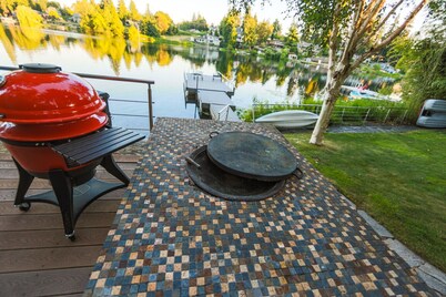 Villa Lake Waterfront Estate with a Log Cabin