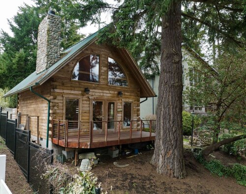 Villa Lake Waterfront Estate with a Log Cabin