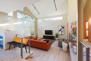 TV, caminetto, studio