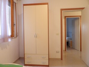 2 bedrooms, iron/ironing board, bed sheets
