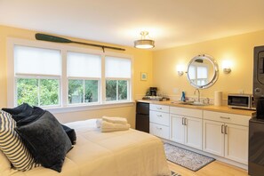 1 bedroom, iron/ironing board, free WiFi, bed sheets - Charming studio in delightful Provincetown with WiFi, AC (Provincetown)