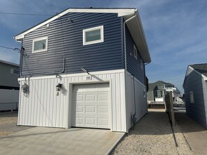 Exterior - Charming 2-bedroom house with WiFi, AC in nice Little Egg Harbor Township. (Little Egg Harbor Township)