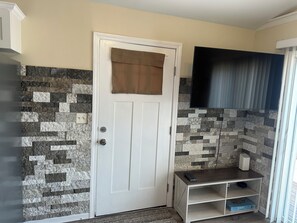 Interior - Charming 2-bedroom house with WiFi, AC in nice Little Egg Harbor Township. (Little Egg Harbor Township)