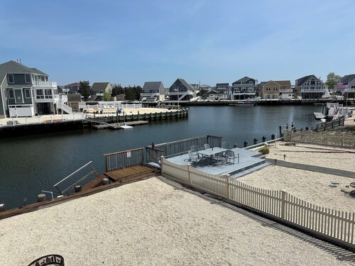 Charming 2-bedroom house with WiFi, AC in nice Little Egg Harbor Township.