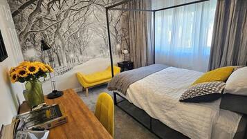 4 bedrooms, desk, iron/ironing board, travel crib