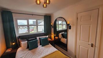 4 bedrooms, desk, iron/ironing board, travel cot