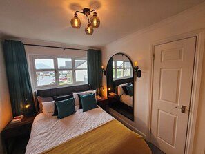 4 bedrooms, desk, iron/ironing board, travel cot