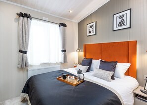 2 bedrooms - Luxurious Lodge, perfect for couples or familes, sleeping four people. (Nr Kintore)