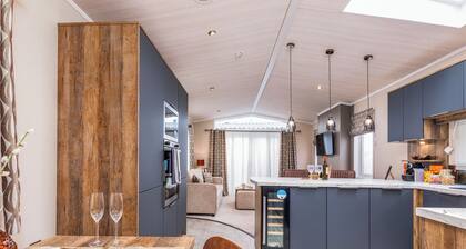 Luxurious Lodge, perfect for couples or familes, sleeping four people.