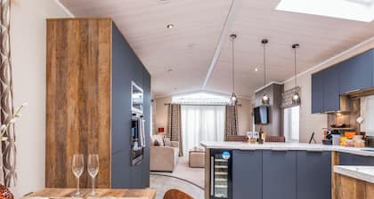 Luxurious Lodge, perfect for couples or familes, sleeping four people.