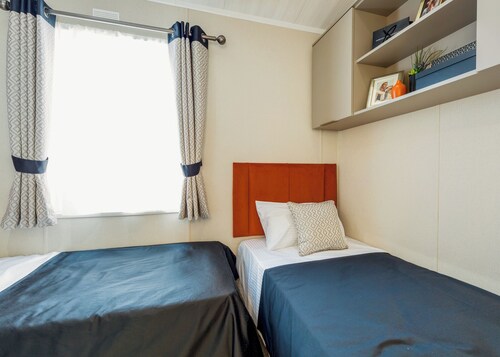 Luxurious Lodge, perfect for couples or familes, sleeping four people.