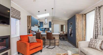 Luxurious Lodge, perfect for couples or familes, sleeping four people.