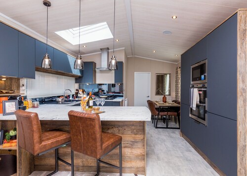 Luxurious Lodge, perfect for couples or familes, sleeping four people.