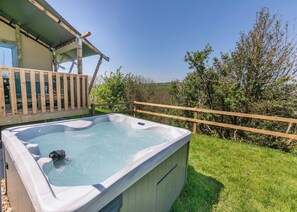 Outdoor spa tub - Sea View 2 Bed Hot Tub Safari Tent - Kestrel (Lynton)