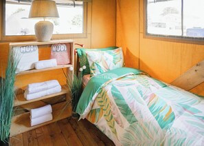 2 bedrooms, WiFi (free) - Sea View 2 Bed Hot Tub Safari Tent - Kestrel (Lynton)