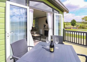 Outdoor dining - 2 bedroom accommodation in Caersws (Caersws)