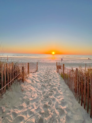Beach - OceanFront Condo, Live on the beach, Pickleball/Tennis, Grill, Beach towel/Chair (St. Augustine)