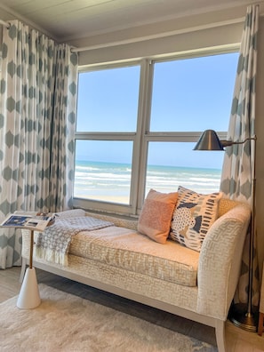 2 bedrooms, iron/ironing board, travel cot, WiFi - OceanFront Condo, Live on the beach, Pickleball/Tennis, Grill, Beach towel/Chair (St. Augustine)