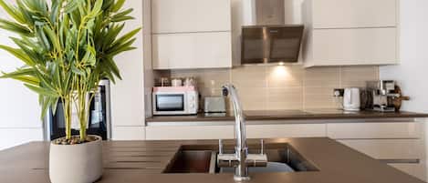 Réfrigérateur, four à micro-ondes, un four, surface de cuisson