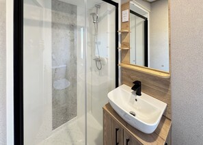 Bathroom - 1 bedroom accommodation in Colchester (Colchester)