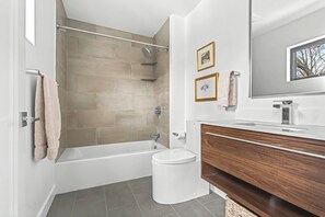 Douche, sèche-cheveux, serviettes fournies, papier toilette