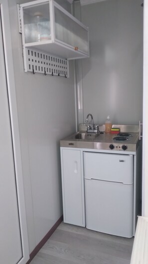 Fridge, stovetop, electric kettle, cookware/dishes/utensils