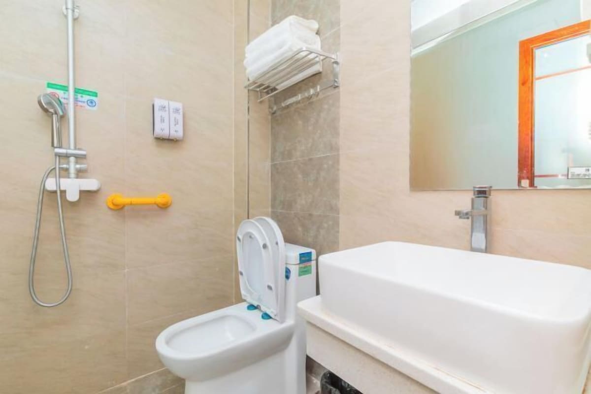 A bathroom with a toilet, bidet, and bathtub.