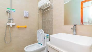 Ein Badezimmer mit Toilette, Bidet und Badewanne.