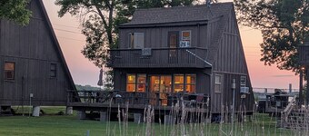 Charming Clean Cabin w/ Shared Pool & Incredible Lake Views!