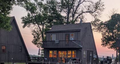 Charming Clean Cabin w/ Shared Pool & Incredible Lake Views!