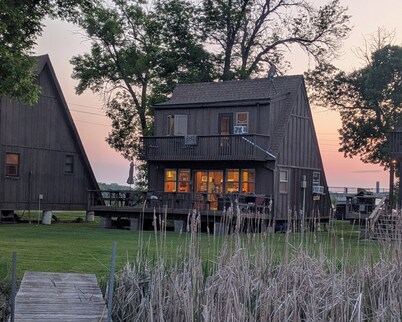 Charming Clean Cabin w/ Shared Pool & Incredible Lake Views!