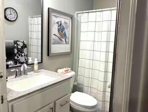 Shower, hair dryer, towels, soap - Whitt’s End -- a spacious private lodging in a historic Springfield neighborhood (Springfield)