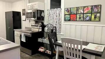 Microondas, horno, placa de cocina y lavavajillas