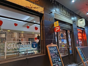 A storefront with a sign for 'Pasteleria Vienesa' and a chalkboard menu.