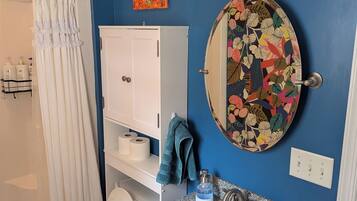 SĂšche-cheveux, serviettes fournies, savon, shampoing