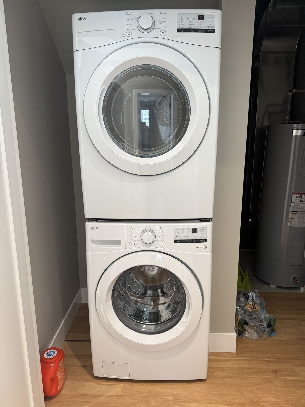 Une machine à laver et un sèche-linge superposés dans une buanderie.