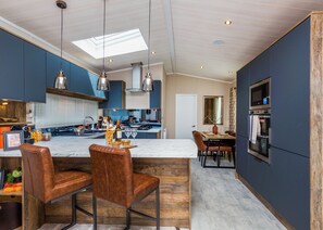 Réfrigérateur, un four, surface de cuisson, grille-pain