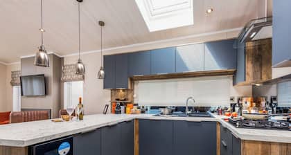 Luxurious Lodge, perfect for couples or familes, sleeping four people.