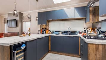 Réfrigérateur, four, plaque de cuisson, grille-pain