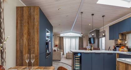 Luxurious Lodge, perfect for couples or familes, sleeping four people.