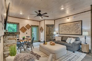 Smart TV, fireplace, offices - 7 min to Dollywood Mtn View|Indr Pool|Theater|Game Rm| (Pigeon Forge)